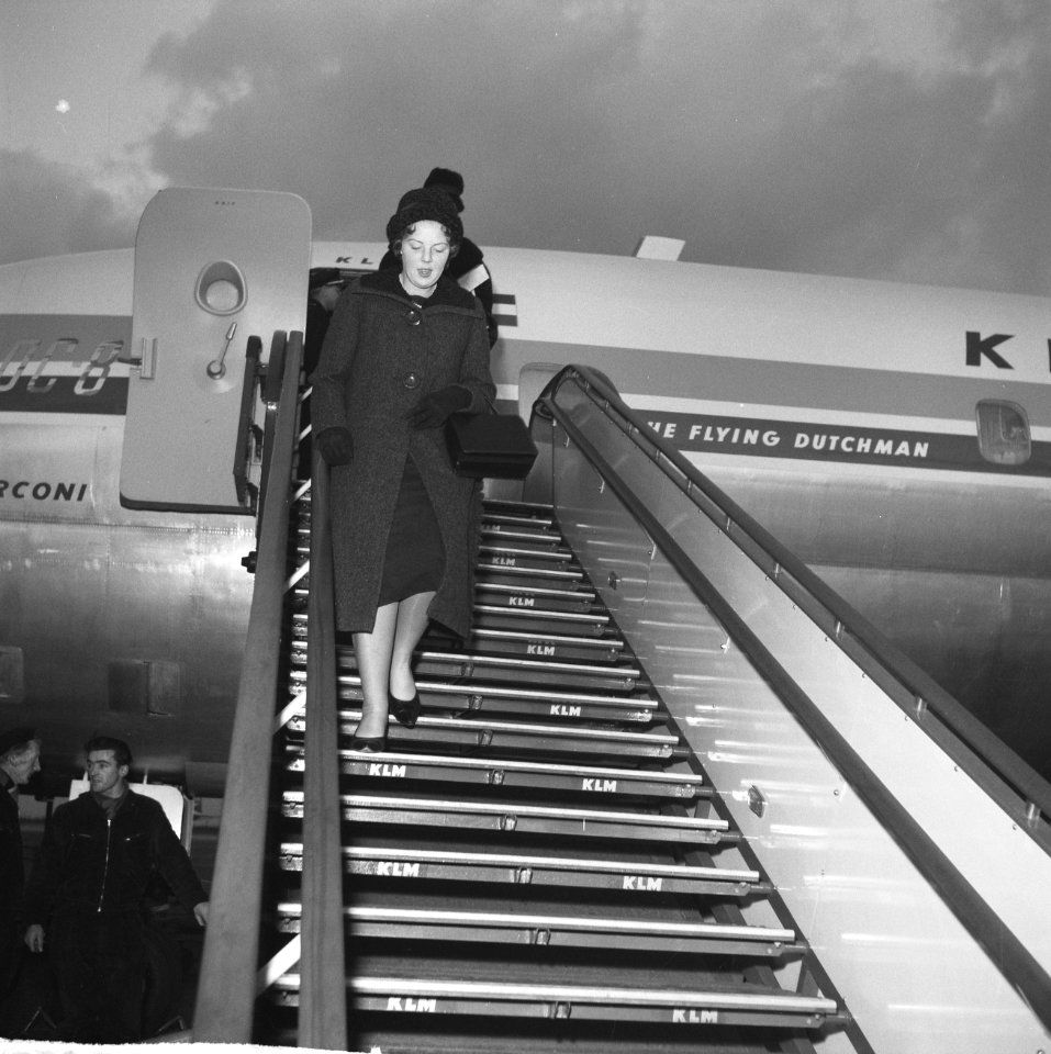 Aankomst Prinses Beatrix op Schiphol uit Canada, Prinses Beatrix verlaat het vli, Bestanddeelnr 911-8468