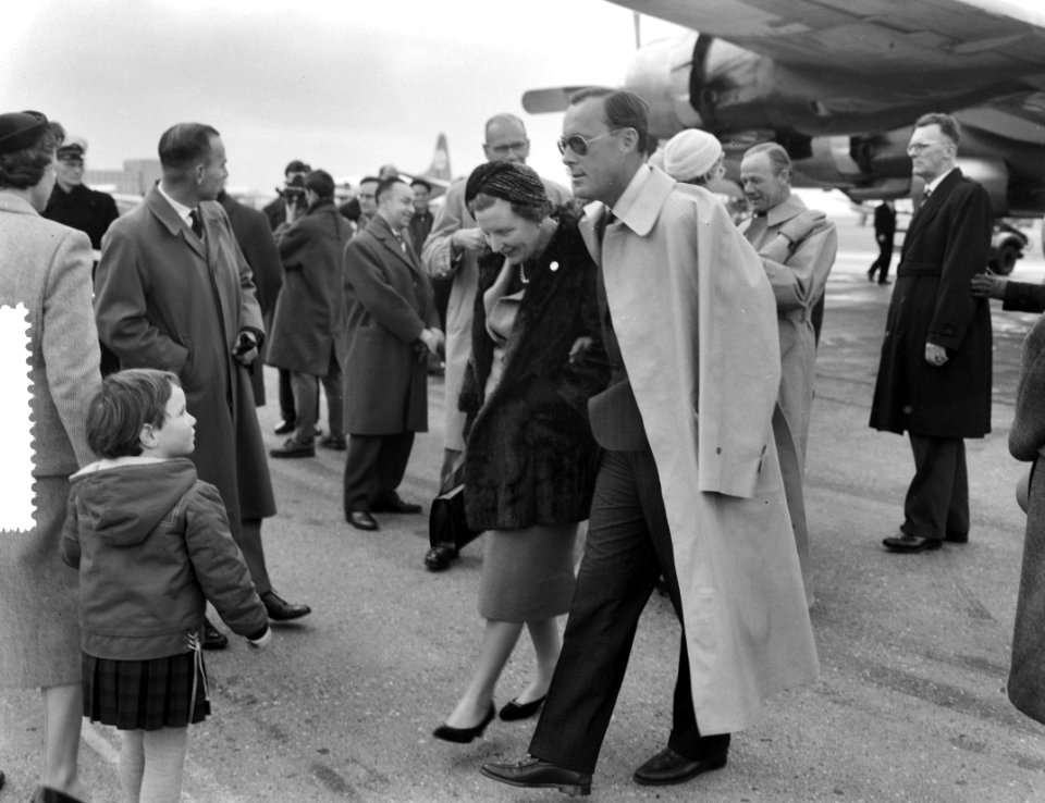 Aankomst Prins Bernhard uit Mexico op Schiphol met de Koningin, Bestanddeelnr 910-9707