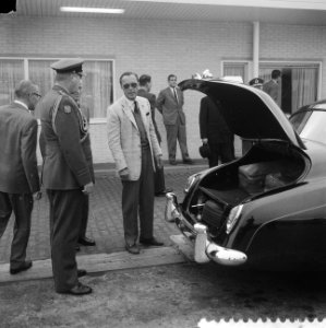 Aankomst prins Bernhard op Schiphol vanuit Mexico Prins Bernhard bij zijn auto, Bestanddeelnr 912-8209