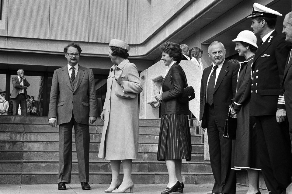Aankomst van Koningin Beatrix en staatssecretaris Smit-Kroes bij het administra…, Bestanddeelnr 931-6547