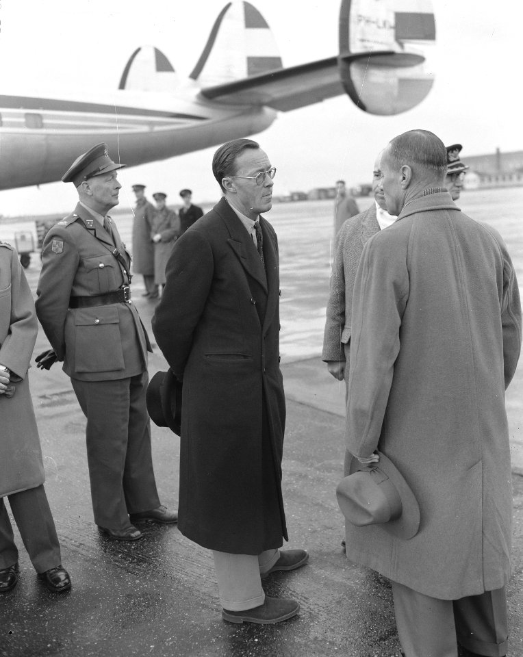 Aankomst Prins Bernhard op Schiphol uit New York Close up Zijne Koninklijke Ho, Bestanddeelnr 908-1189