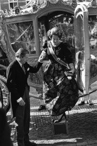 Aankomst van koningin Beatrix en prins Claus bij de Ridderzaal op het Binnenhof, Bestanddeelnr 932-7056