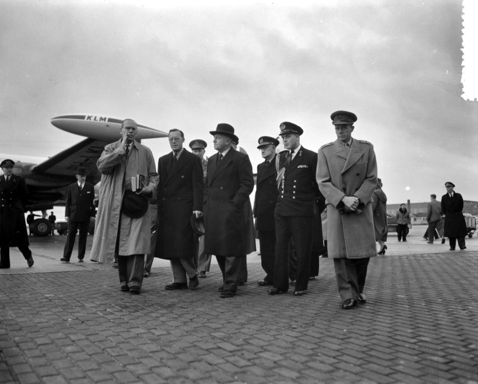 Aankomst Prins Bernhard op Schiphol uit New York Met dr de Graaf , particulie, Bestanddeelnr 908-1186