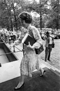 Aankomst van koningin Beatrix bij Paleis Lange Voorhout bij het begin van de con, Bestanddeelnr 932-3191