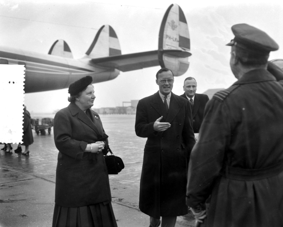 Aankomst Prins Bernhard op Schiphol na reis uit Amerika, Bestanddeelnr 908-3836