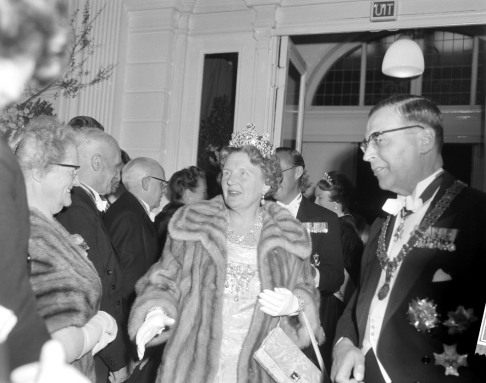Aankomst van koningin Juliana en prins Bernhard, Bestanddeelnr 913-8361
