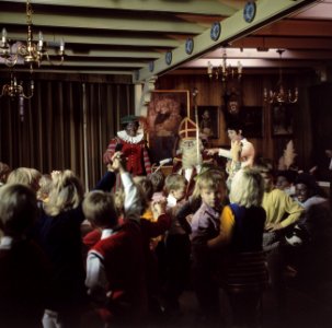 Aankomst Sinterklaas in Volendam Sint en Piet met Mies Bouwman in zaal, Bestanddeelnr 254-8744