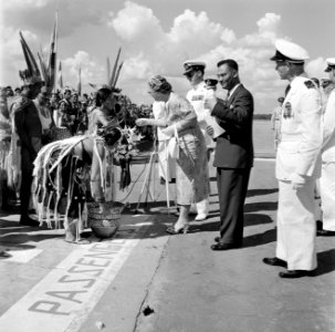 Aankomst van koningin en prins op het vliegveld Zanderij. Begroeting door indian, Bestanddeelnr 252-4192