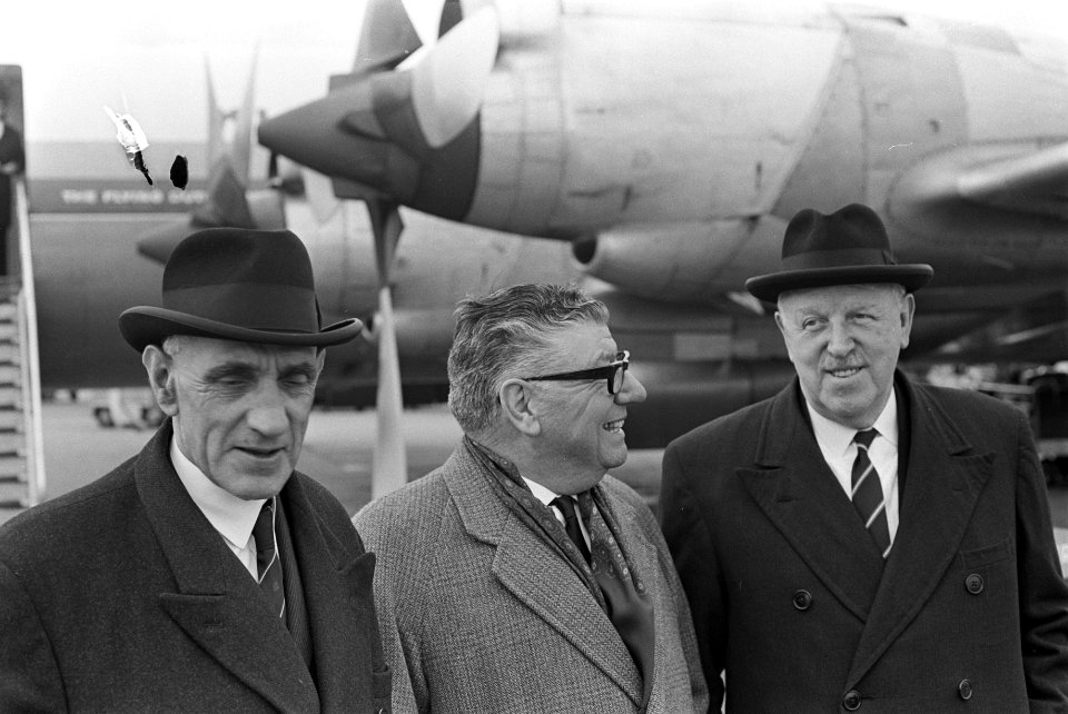 Aankomst sir Stanley Rous op Schiphol (rechts). In het midden Lo Brunt. Links Ja, Bestanddeelnr 918-9828