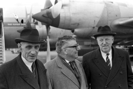 Aankomst sir Stanley Rous op Schiphol (rechts). In het midden Lo Brunt. Links Ja, Bestanddeelnr 918-9828