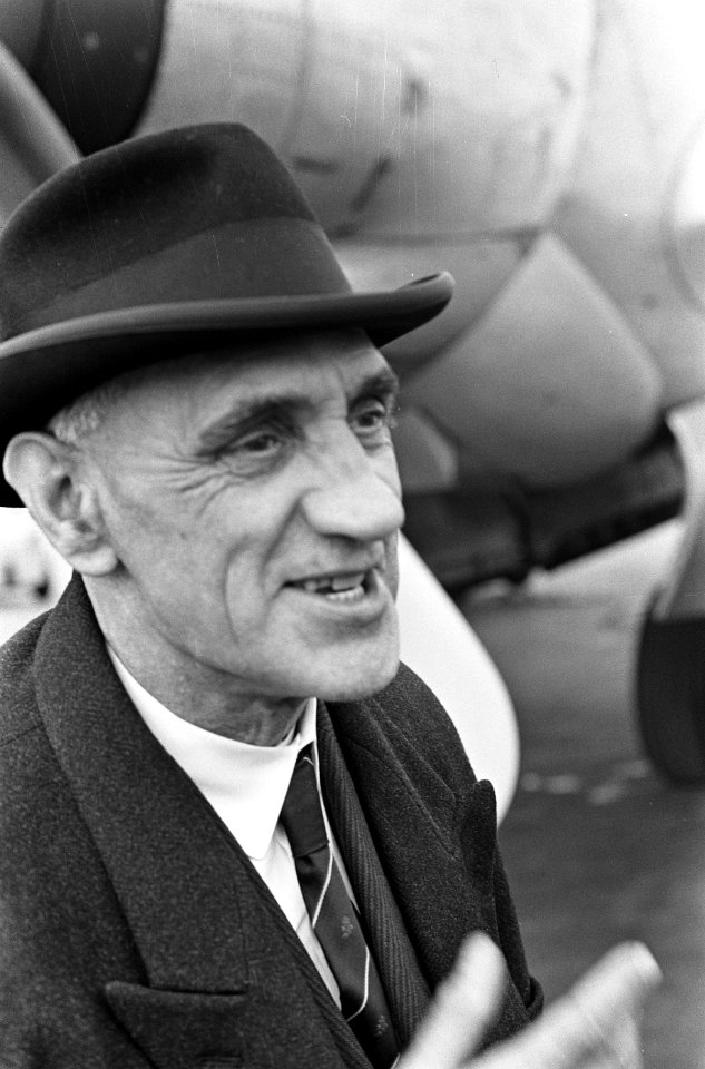 Aankomst sir Stanley Rous op Schiphol. Jack Cramp, Bestanddeelnr 918-9829