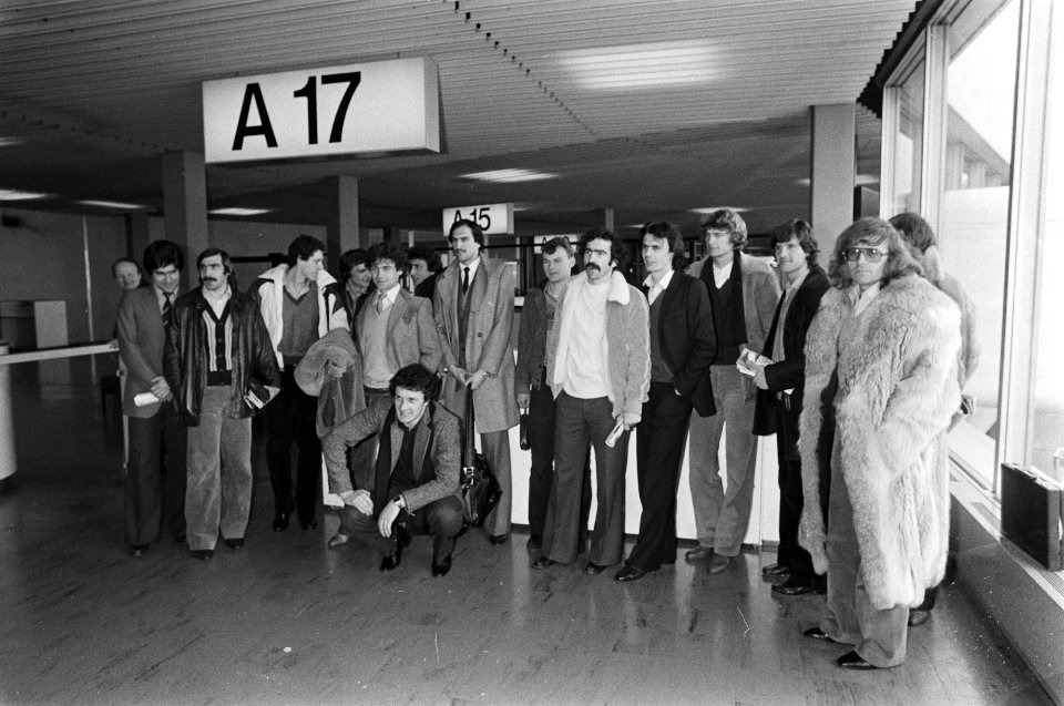 Aankomst spelers Strasbourg op Schiphol, tegenstander van Ajax in het Europa Cup, Bestanddeelnr 930-7276