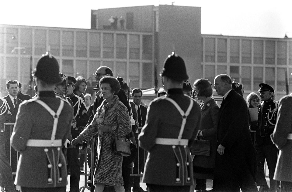 Aankomst prinses Alexandra van Kent en haar echtgenoot Angus Olgilvy op Schiphol, Bestanddeelnr 918-8709
