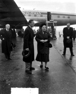 Aankomst Prins Bernhard op Schiphol na reis uit Amerika, Bestanddeelnr 908-3835
