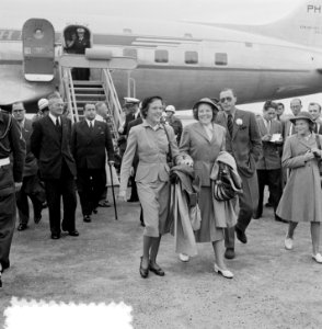 Aankomst Prinses Beatrix en Prinses Irene op Schiphol uit USA en Canada, Bestanddeelnr 905-9205