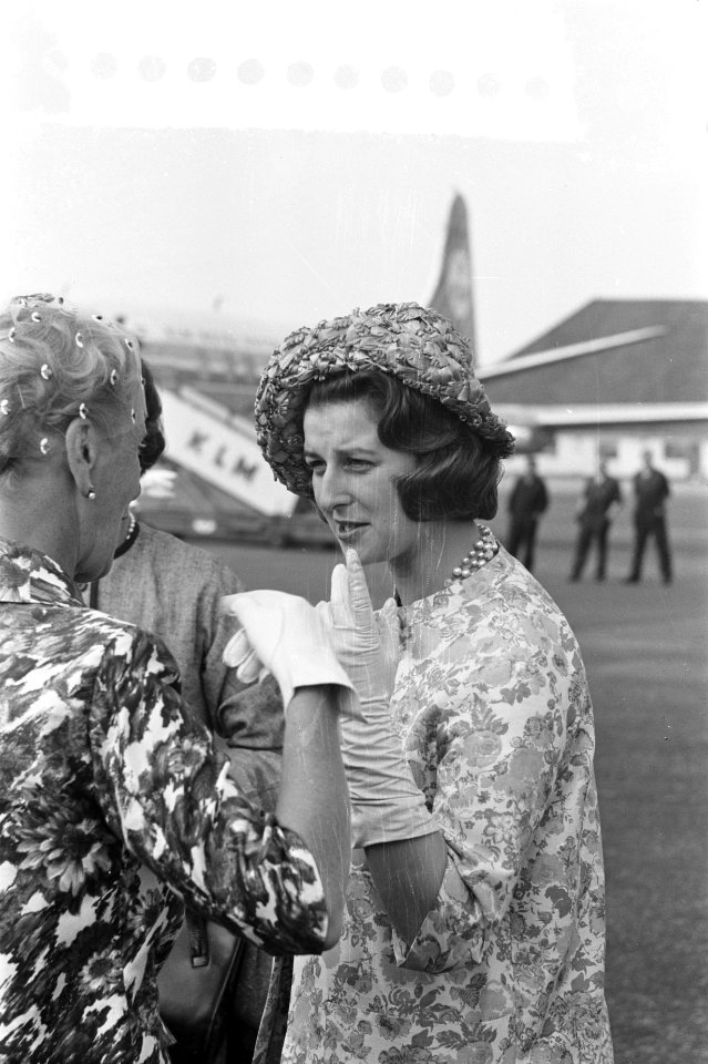 Aankomst Prinses Alexandra op Schiphol. Op het platform, Bestanddeelnr 912-6749