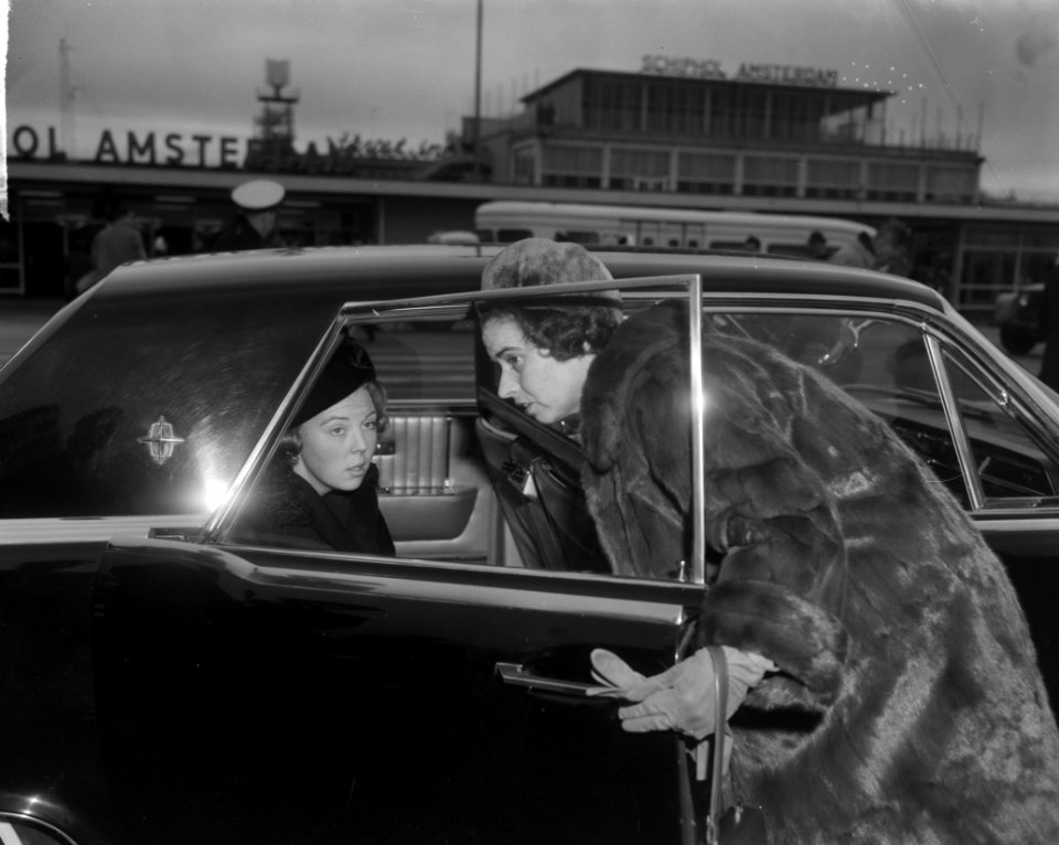 Aankomst Prinses Beatrix op Schiphol, per auto vertrokken naar Soestdijk, Bestanddeelnr 917-2158