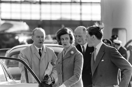 Aankomst prinses Alexandra van Kent en haar echtgenoot Angus Olgilvy op Schiphol, Bestanddeelnr 918-8708