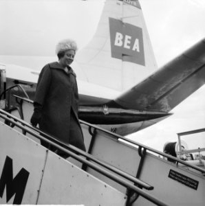 Aankomst Prinses Beatrix op Schiphol na bezoek aan Ascot, Bestanddeelnr 916-5588