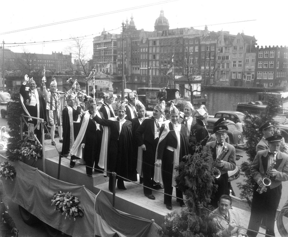 Aankomst Prins Carnaval en Zotten van Suikertent glasnegatef, Bestanddeelnr 905-0828