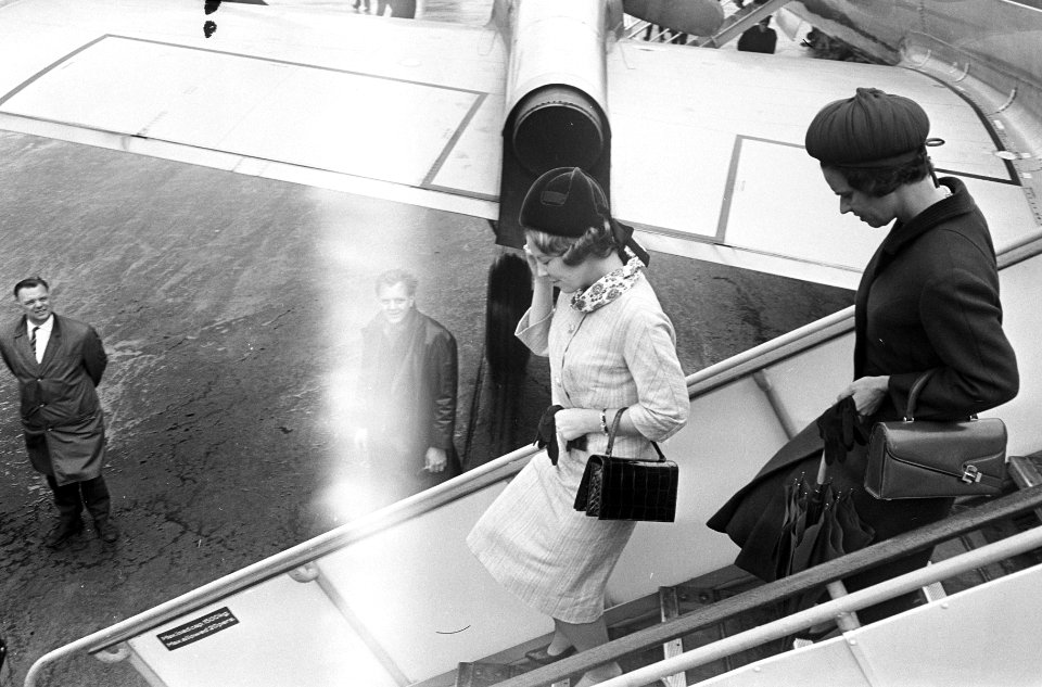 Aankomst Prinses Beatrix op Schiphol, Prinses Beatrix komt vliegtuigtrap af, Bestanddeelnr 917-7406