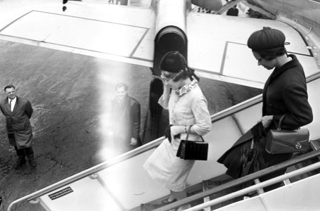 Aankomst Prinses Beatrix op Schiphol, Prinses Beatrix komt vliegtuigtrap af, Bestanddeelnr 917-7406