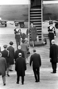 Aankomst prinses Christina uit Zweden, afgehaald door prinses Christina (rechts), Bestanddeelnr 918-8519