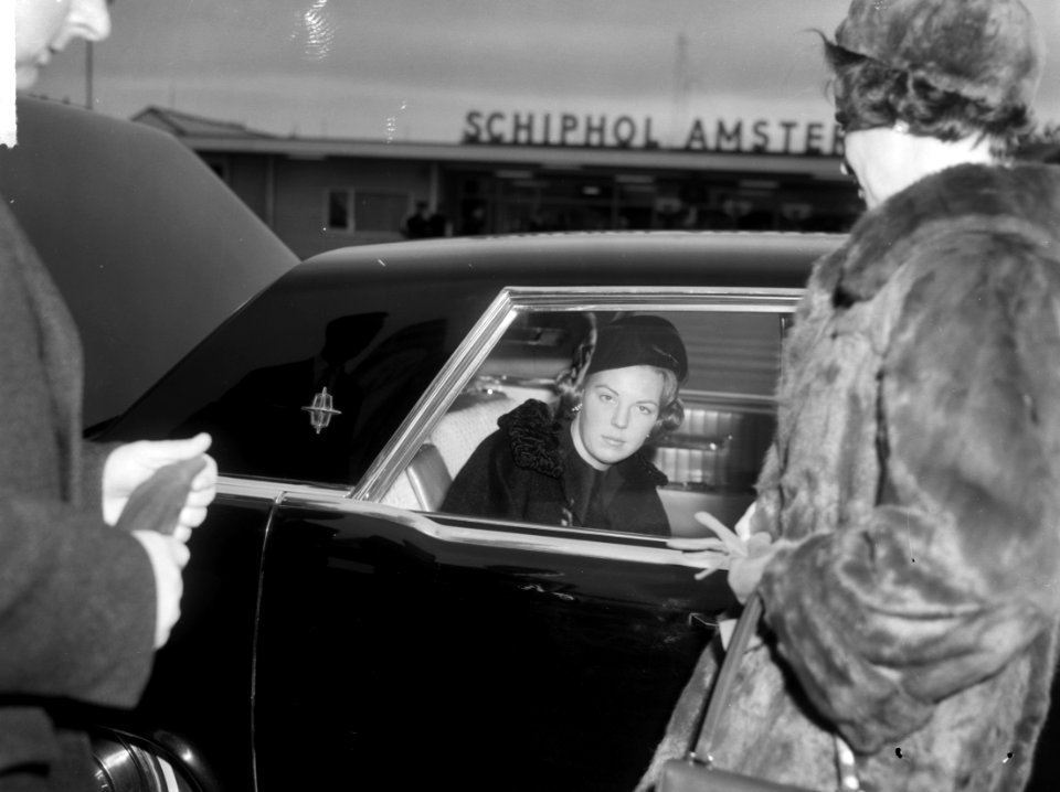 Aankomst Prinses Beatrix op Schiphol, per auto vertrokken naar Soestdijk, Bestanddeelnr 917-2157