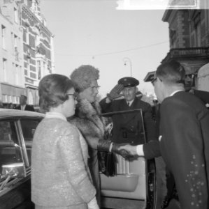 Aankomst prinses Christina en koningin Juliana bij het Concertgebouw, Bestanddeelnr 918-3376
