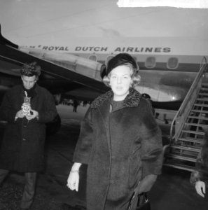 Aankomst Prinses Beatrix op Schiphol, Prinses Beatrix het platform, Bestanddeelnr 917-2163