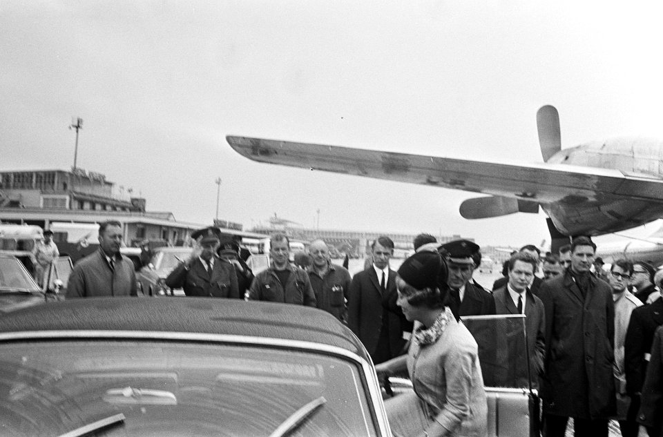 Aankomst Prinses Beatrix op Schiphol, Prinses Beatrix komt vliegtuigtrap af, Bestanddeelnr 917-7407