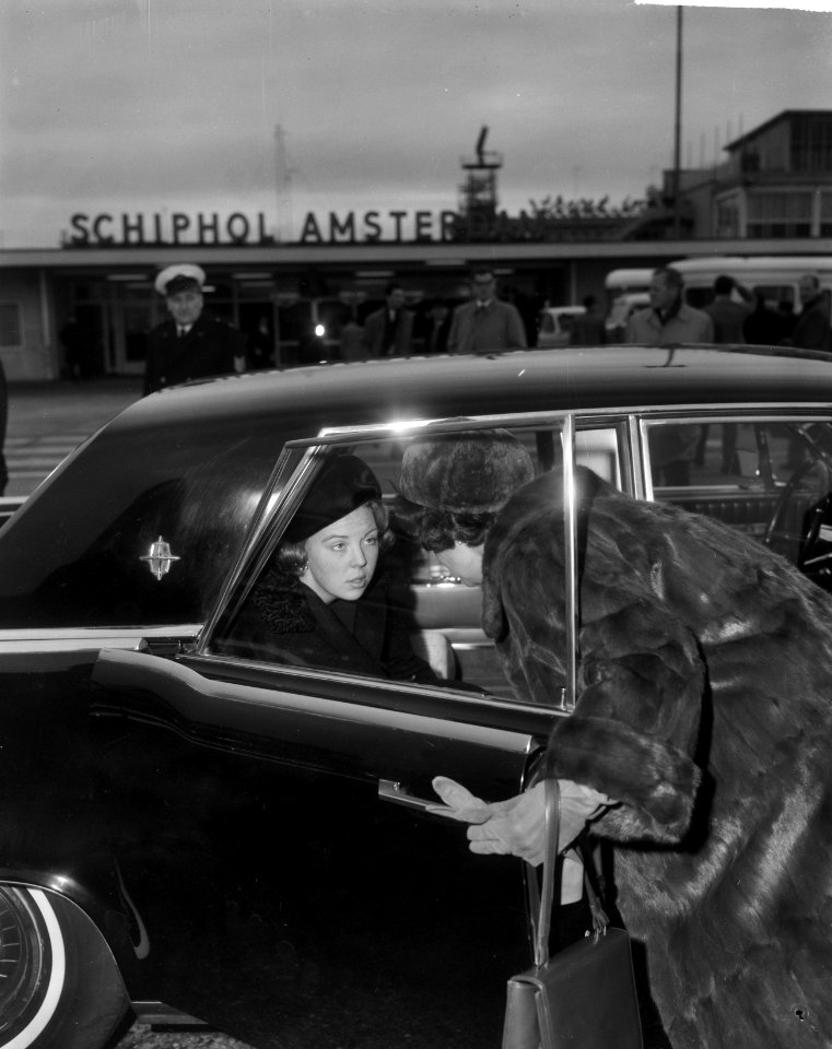 Aankomst Prinses Beatrix op Schiphol, per auto vertrokken naar Soestdijk, Bestanddeelnr 917-2159