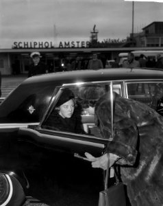 Aankomst Prinses Beatrix op Schiphol, per auto vertrokken naar Soestdijk, Bestanddeelnr 917-2159