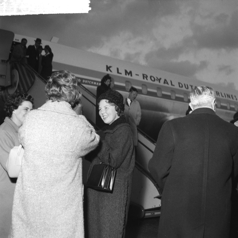 Aankomst prinses Beatrix op Schiphol uit Canada, prinses Beatrix in gesprek met , Bestanddeelnr 911-8470