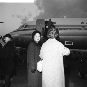 Aankomst prinses Beatrix op Schiphol uit Canada, prinses Beatrix in gesprek met , Bestanddeelnr 911-8467