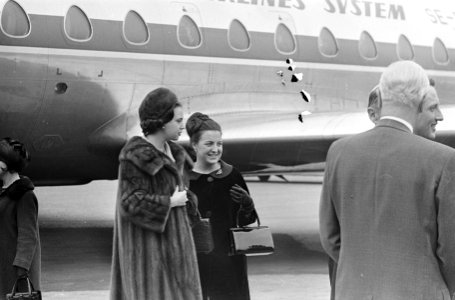Aankomst prinses Benedikte van Denemarken op Schiphol, afgehaald door prinses Ma, Bestanddeelnr 918-8672