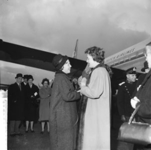 Aankomst prinses Beatrix op Schiphol uit Canada, prinses Beatrix in gesprek met , Bestanddeelnr 911-8471