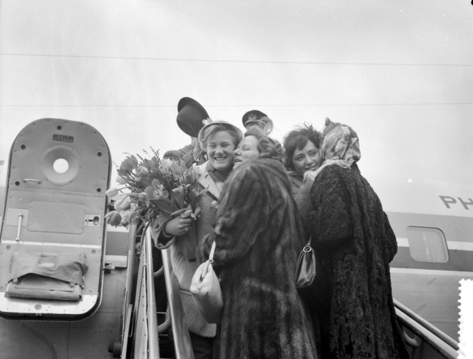 Aankomst Sjoukje Dijkstra en Joan Haanappel op Schiphol Sjoukje Dijkstra en Joan, Bestanddeelnr 911-0826