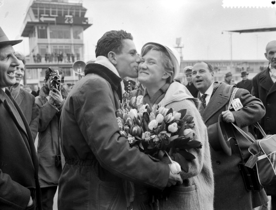 Aankomst Sjoukje Dijkstra en Joan Haanappel op Schiphol Jan Pesman verwelkomt Sj, Bestanddeelnr 911-0827