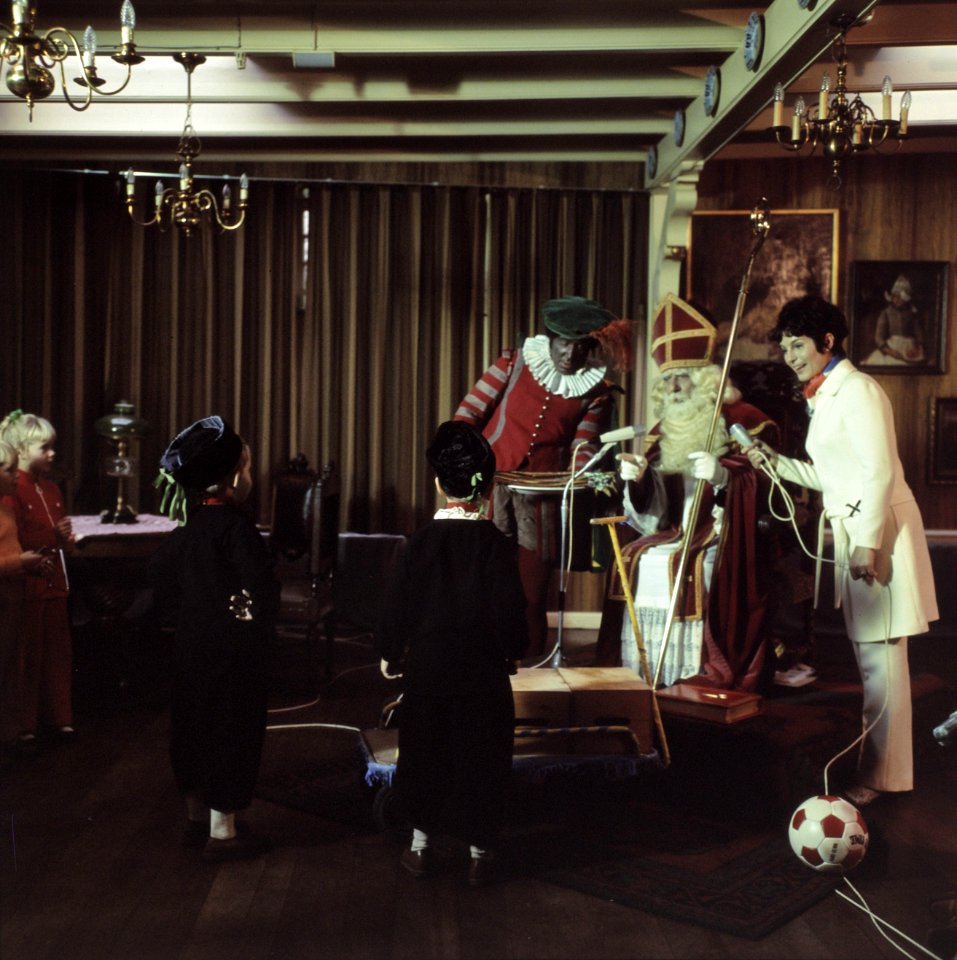 Aankomst Sinterklaas in Volendam Sint en Piet met Mies Bouwman in zaal, Bestanddeelnr 254-8743