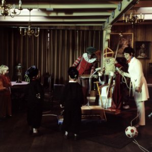 Aankomst Sinterklaas in Volendam Sint en Piet met Mies Bouwman in zaal, Bestanddeelnr 254-8743