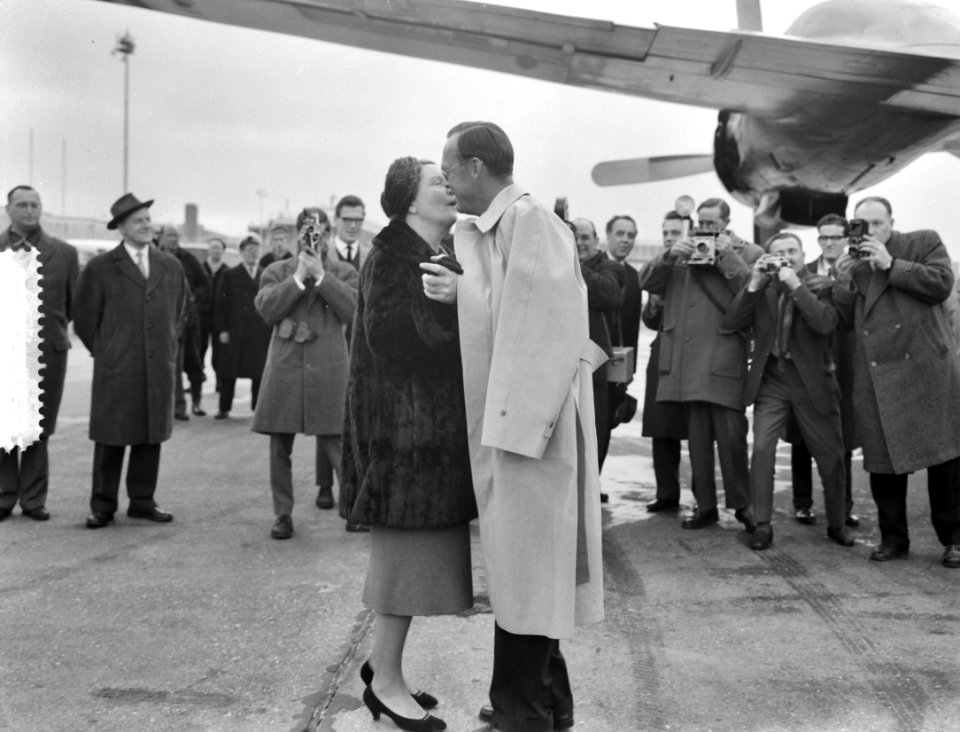 Aankomst Prins Bernhard uit Mexico op Schiphol begroeti door de Koningin, Bestanddeelnr 910-9705