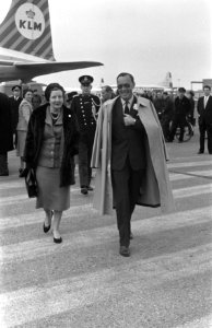 Aankomst Prins Bernhard uit Mexico op Schiphol met de Koningin, Bestanddeelnr 910-9700