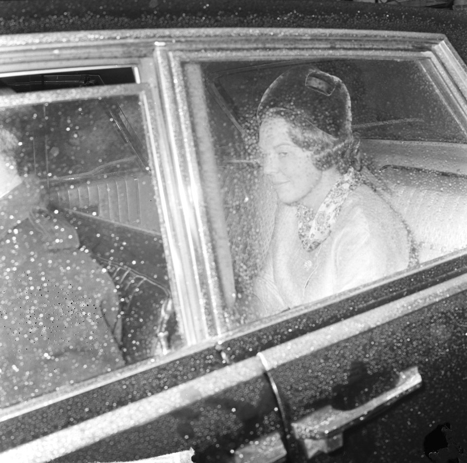 Aankomst Prinses Beatrix op Schiphol, Prinses Beatrix in de auto (terug uit Enge, Bestanddeelnr 917-7405
