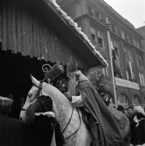 Aankomst Sint Nicolaas te Amsterdam. De Sint op zijn schimmel, Bestanddeelnr 901-1681