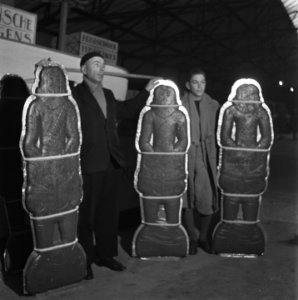 Aankomst Sint Nicolaas te Amsterdam. Grote speculaaspoppen, Bestanddeelnr 901-1673