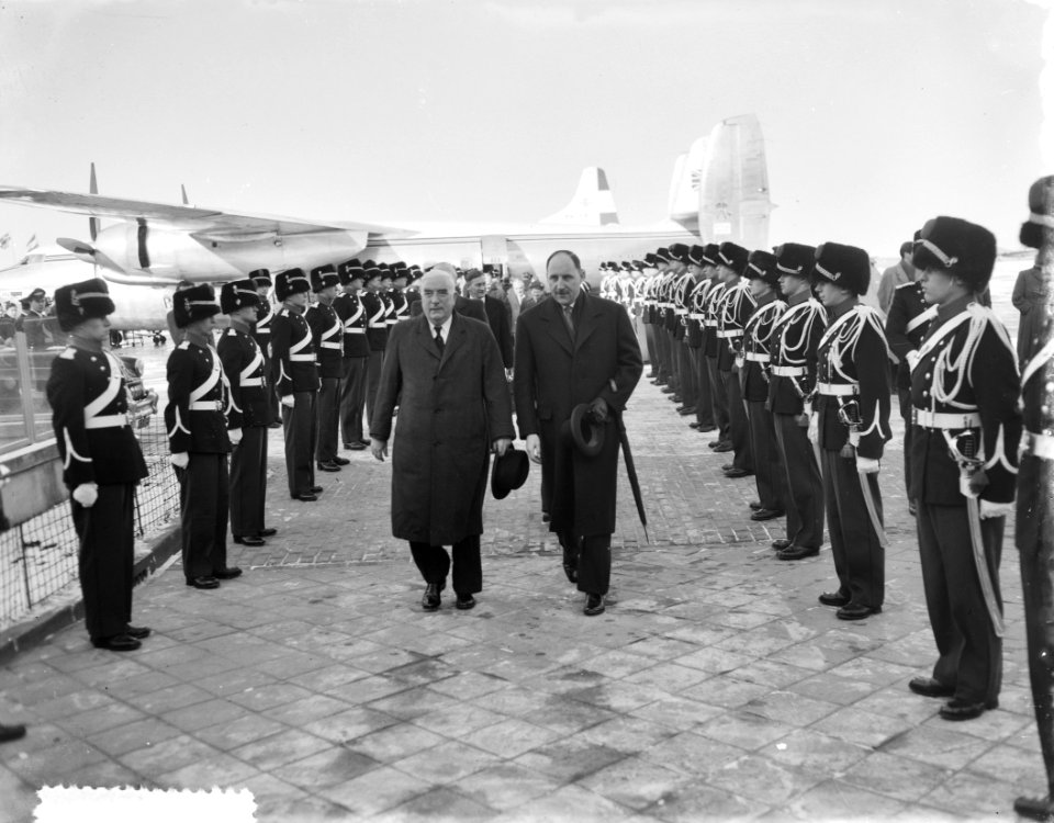Aankomst premier van Australie Rokert G. Mensius op Schiphol, Bestanddeelnr 906-9801