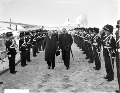 Aankomst premier van Australie Rokert G. Mensius op Schiphol, Bestanddeelnr 906-9801