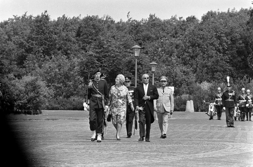 Aankomst President Bourguiba bij Huis ten Bosch met koningin Juliana en prins Be, Bestanddeelnr 919-3295