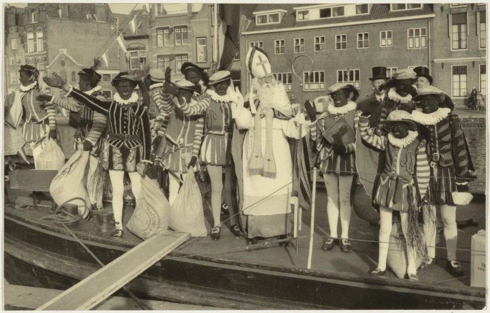 Aankomst St. Nicolaas aan de Turfmarkt, ziende naar het noordoosten. NL-HlmNHA 54008461
